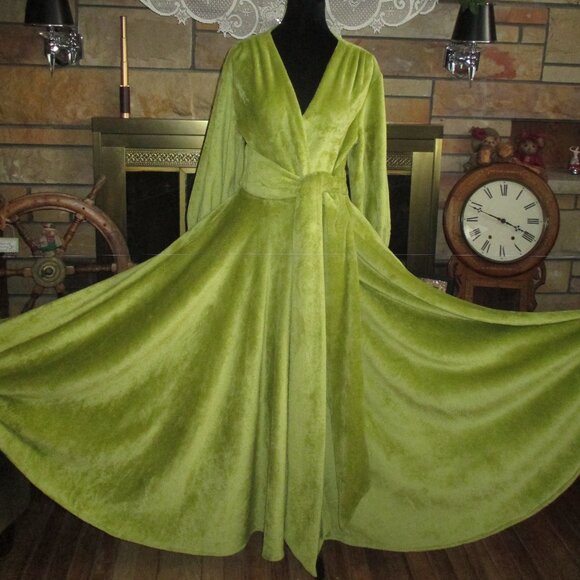 Catherine D'Lish Robe - Picture 2 of 10